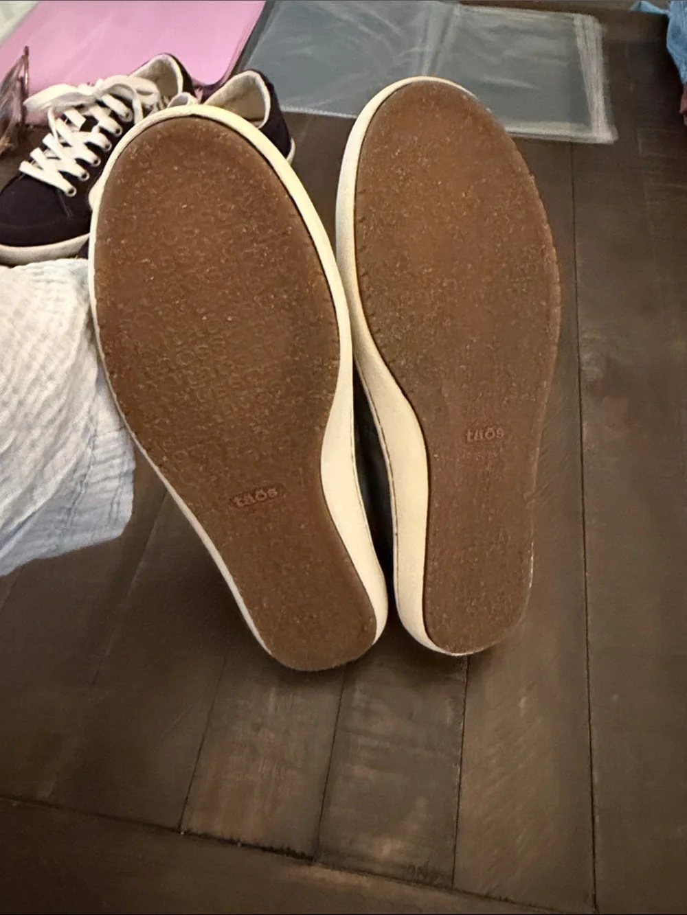 Taos Footwear Men's Low-Top Sneaker in Gray and Cream